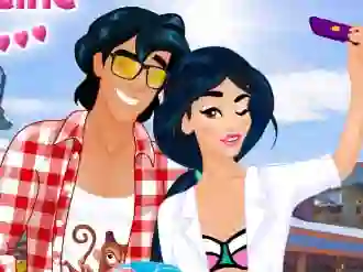 Couple Travel Selfie — free online game